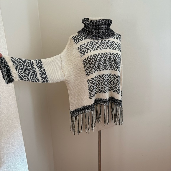 Miss Me Rare Bohemian Southwestern Navajo Fringe Turtleneck Sweater Size M/L - Picture 5 of 12